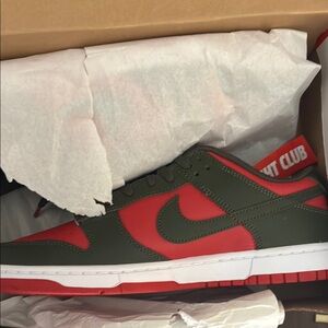 Nike Men's Green and Red Sneakers